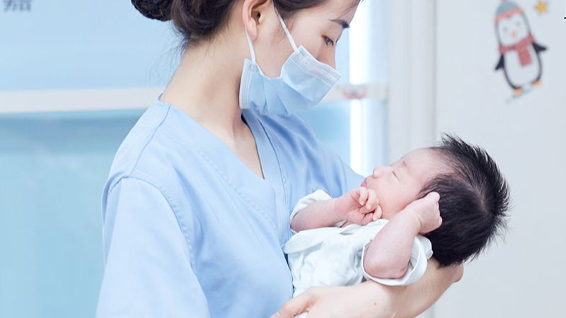 在选购折叠式婴儿洗澡盆时，家长们还需注意以下几点：